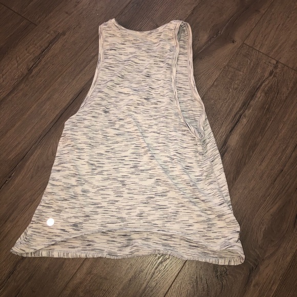 Lululemon tank size 4 - Picture 3 of 3